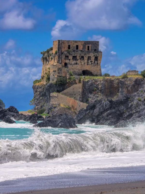 Ruinen Isola di Dino am felsigen Meer