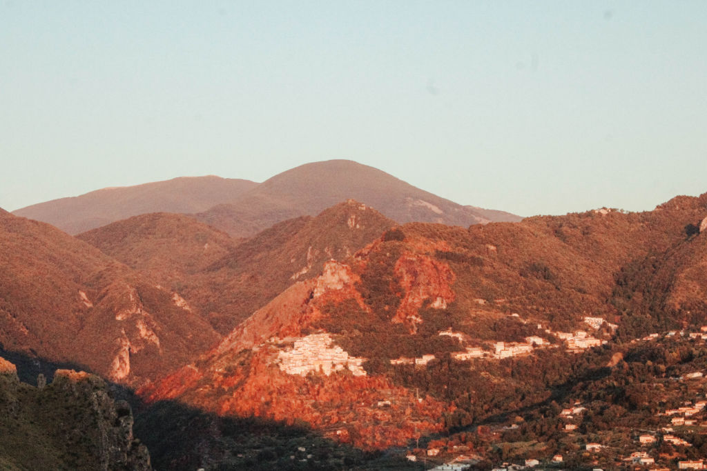 Sonnenbeschienene Berge in der Abendsonne Sonnenbeschienene Berge in der Abendsonne