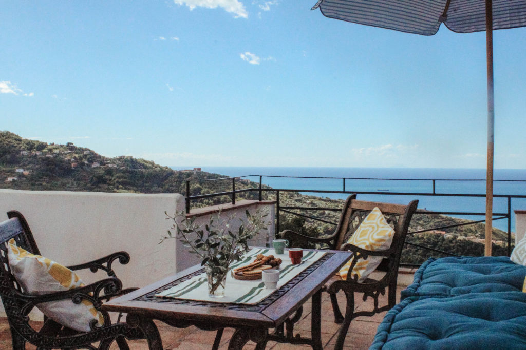 Terrasse mit Meerblick und Esstisch Terrasse mit Meerblick und Esstisch