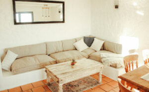 Gemütliche Sitzecke mit Couchtisch