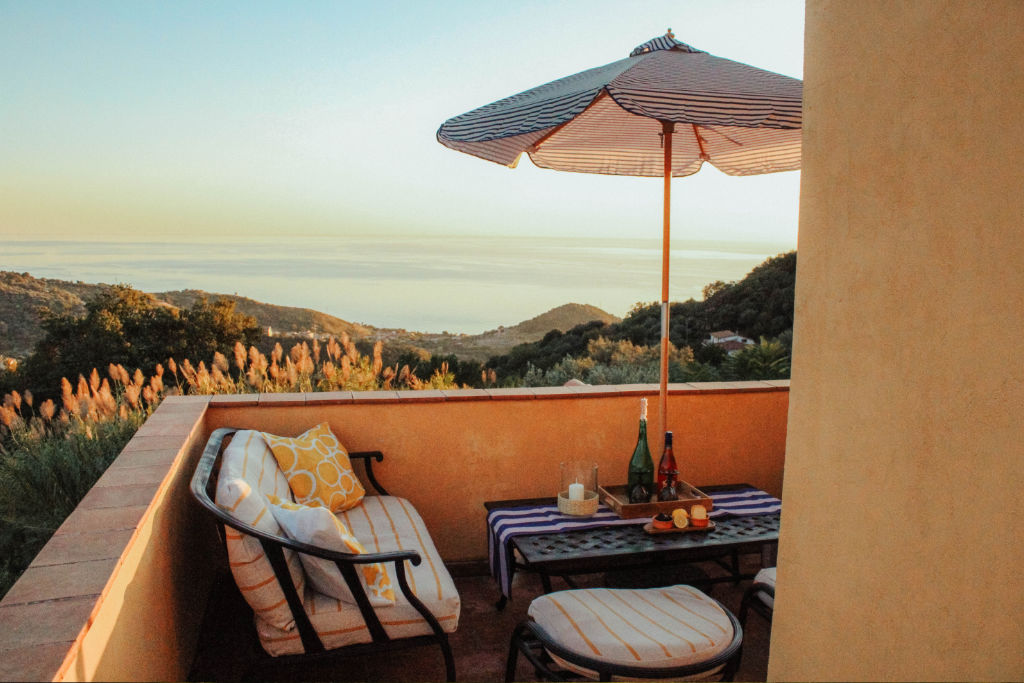 Balkon mit Meerblick und Sonnenschirm Balkon mit Meerblick und Sonnenschirm
