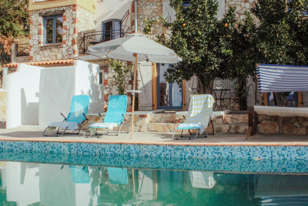 Sonnenliegen am Pool Sonnenliegen am Pool