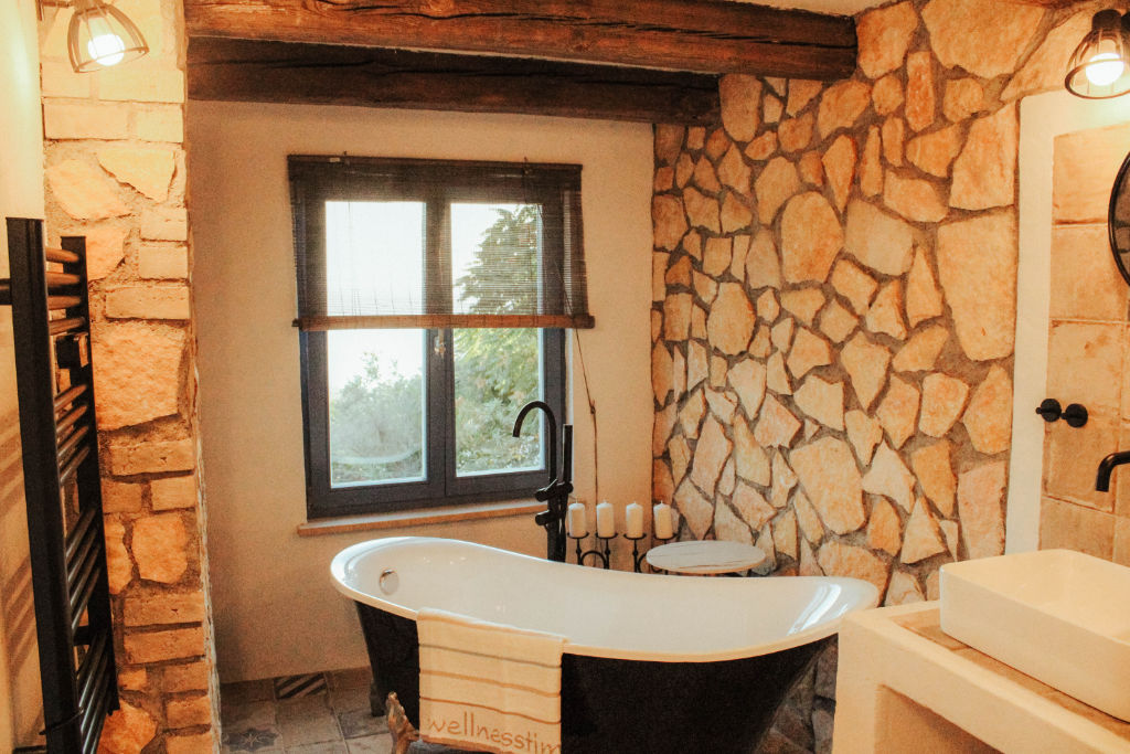 Rustikales Badezimmer mit Badewanne Rustikales Badezimmer mit Badewanne